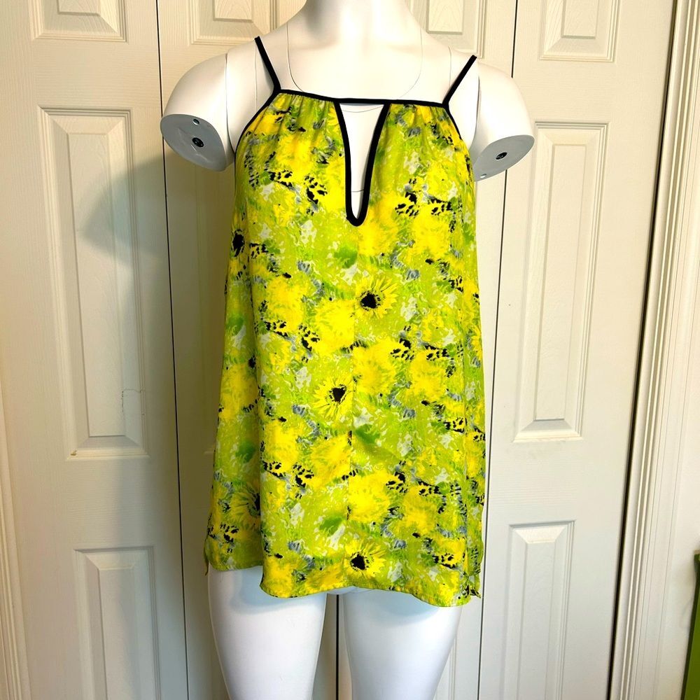 BB Dakota Floral Print Keyhole Front Top Size L